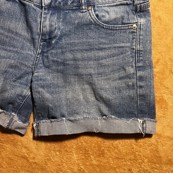 dELiA's Bailey Women 5/6‎ Cuffed Stretch Distressed Blue Denim Shorts (N) - Picture 2 of 7